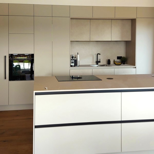Küchendetail einer weißen Designküche mit begehbaren Schränken. Einfamilienhaus Neubau in Linsengericht im Main Kinzig Kreis, MKK