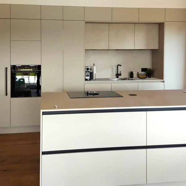 Küchendetail einer weißen Designküche mit begehbaren Schränken. Einfamilienhaus Neubau in Linsengericht im Main Kinzig Kreis, MKK