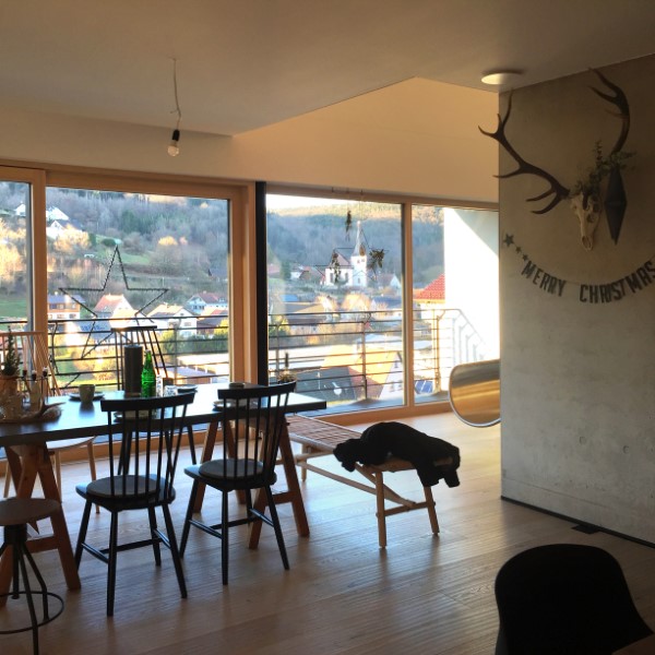 Talblick mit Aussicht und Rutsche hinter einer Sichtbetonwand Architekt Einfamilienhaus MKK Spessart