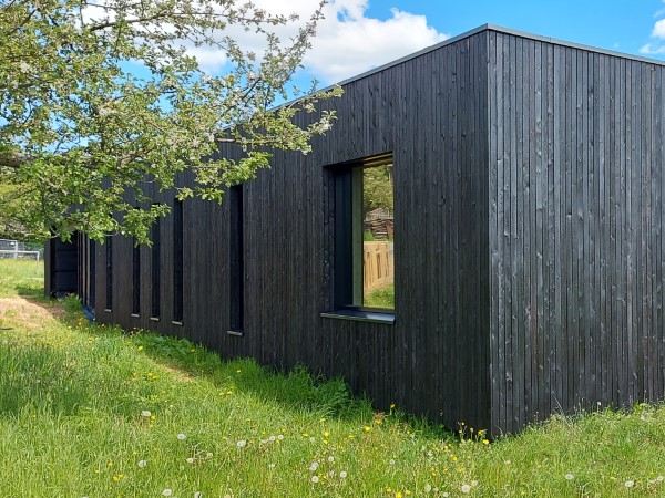 Schwarzverkohlte Holzfassade als zeitloses Design für den Neubau eines Einfamilienhauses bei Gelnhausen im MKK Spessart