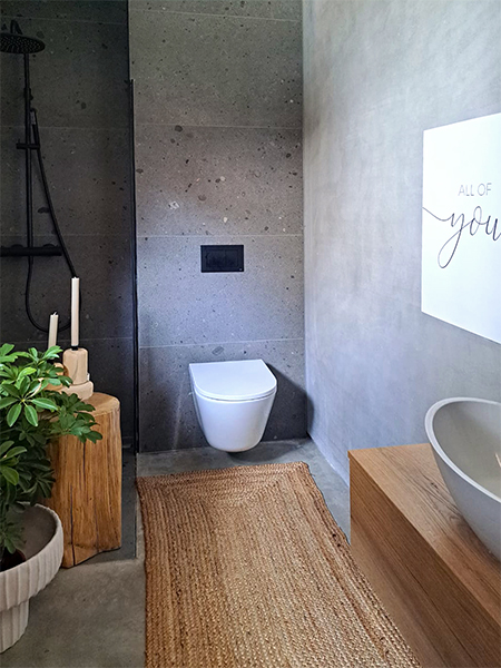 Das Gäste WC eines neugebauten Wohnhauses in Alzenau bei Aschaffenburg wirkt minimalistisch, aufgeräumt und überzeugt durch eine aufeinander abgestimmte Materialwahl sowie stilvolle Dekoration