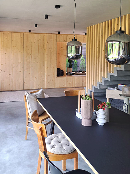 Wohn- und Essbereich eines neugebauten Architektenhauses in Alzenau bei Schöllkrippen. Das Oneroom Concept mit viel Sichtbeton und Holzakzenten sowie minimalistisch und stilvoll gewählten Dekoelementen wirkt einladend, gemütlich und voller liebevollem Ambiente. Ein echtes Traumhaus