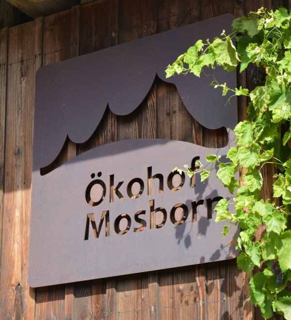 Gewerbebau Gelnhausen Ökohof Mosborn Logo an einer Scheune