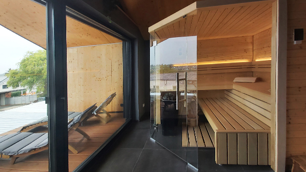 Sauna mit großer Glasfassade für das Badezimmer eines neugebauten Wohnhauses in Schöllkrippen bei Aschaffenburg. Das Arhitektenhaus wurde zum absoluten Traumhaus im Spessart und sorgt mit stimmungsvoller integrierter Belechtung für ein besonderes Ambiente