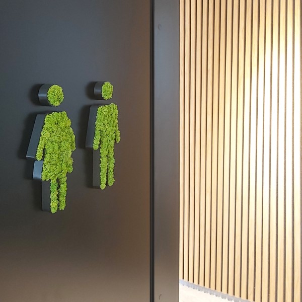 WC-Männchen auf der antrazithfarbenen WC Tür mit Holzlamellenwand des Büroflures im Hintergrund. So entstand der Umbau einer besonderen und modernen Steuerkanzlei in Lohr am Main, Spessart