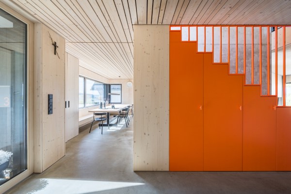 Minimalistische Räume und mutige Farbakzente bietet der Erschließungsbereich des Wohnhauses in Schöllkrippen bei Aschaffenburg. Dem Spessart entsprechend wurde viel Holz verwendet und mit Sichtbeton kombiniert