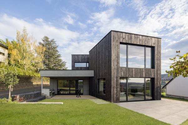 Ein neugebautes Wohnhaus, bestehend aus mehreren Kuben, welche schräg zueinander versetzt stehen, prägt als architektonisches Highlight den Spessart nahe Aschaffenburg